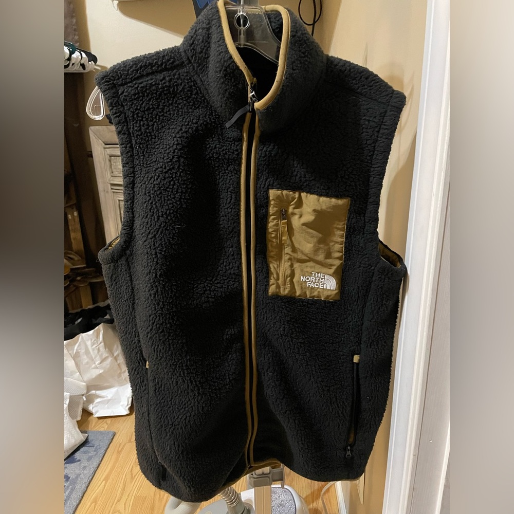 Large Men’s North Face Vest